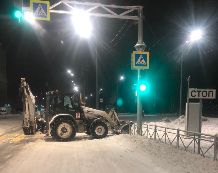 За ночь с улиц Ульяновска вывезено 1450 кубометров снега  Как доложил главе города Александру Болдакину руководитель МБУ «Дорремстрой» Сергей Рябов, снежные массы вывозили с  исторически зауженных улиц Спасской, Ленина, Железной Дивизии и Карла Маркса  Для предотвращения образования гололёда на дорогах и тротуарах использовано 237 тонн пескосоляной смеси и четыре тонны твёрдого реагента  Во всех районах Ульяновска продолжилось подметание проезжей части, тротуаров и остановок общественного транспорта. Всего в ночную смену на улицах города работала 71 единица спецтехники