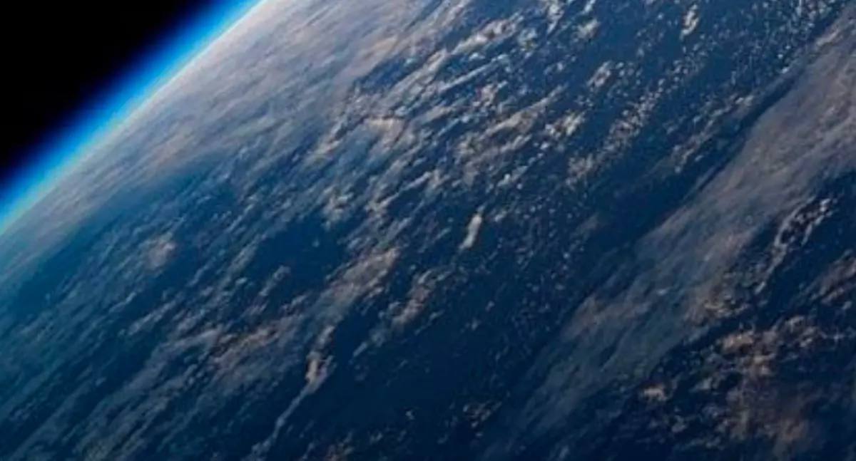 Спутникс запустила открытый ресурс со снимками со своих космических аппаратов Мы стремимся делать космос доступнее как бизнесу так и студентам различных направлений и безусловно способствовать развитию навыков у юных специалистов формируя будущие кадры для космоса на основе реализованных нами как компанией решений отметил глава Спутникс Владислав Иванченко На платформе доступны снимки сделанные камерами наблюдения на борту спутников кубсатов различных размеров Портал регулярно пополняется новыми фотографиями с разрешением около 200 метров на пиксель Содержимое сайта предназначено для некоммерческого использования в том числе в образовательных и научных целях Изображения сопровождаемые метаданными могут быть обработаны вручную или с помощью автоматизированных систем для анализа различных регионов Земли Подпишитесь на Электричку