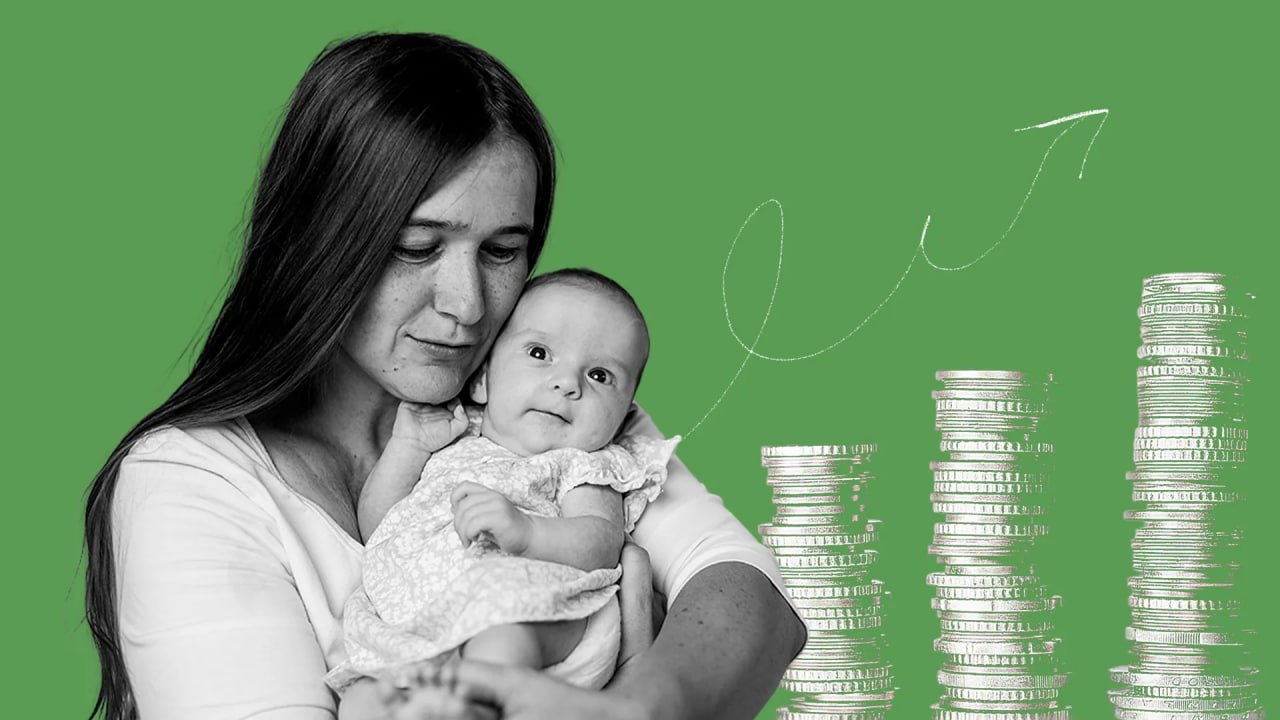 Как изменятся размеры пособия по уходу за ребенком С 1 февраля увеличиваются размеры пособия по уходу за ребенком в возрасте до 3 лет исчисляются из среднемесячной заработной платы  С 1 февраля по 31 июля 2026 г размеры пособия по уходу за ребенком в возрасте до 3 лет составят на первого ребенка 1000 86 руб 68 95 руб на второго и последующих детей 1143 84 руб 78 80 руб на ребенка инвалида 1286 82 руб 88 65 руб Размеры пособия выросли на 7 4 процента К слову размеры пособия по уходу за ребенком в возрасте до 3 лет пересчитываются два раза в год с 1 февраля и 1 августа Сайт TikTok VK Instagram YouTube ОК Стикерпак ВВ Чат бот