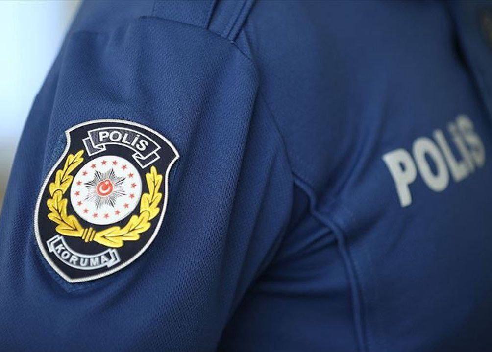 В Анталье полицейский с группой иностранцев провел фальшивый ночной рейд Сотрудник полиции в Анталье взяв с собой двух россиян двух бельгийцев и одного казаха провел фальшивую операцию глубокой ночью Под видом полицейского рейда группа ворвалась в частный дом и перевела криптовалюту на сумму 4 миллиона долларов на свои счета Алиджан Улудаг