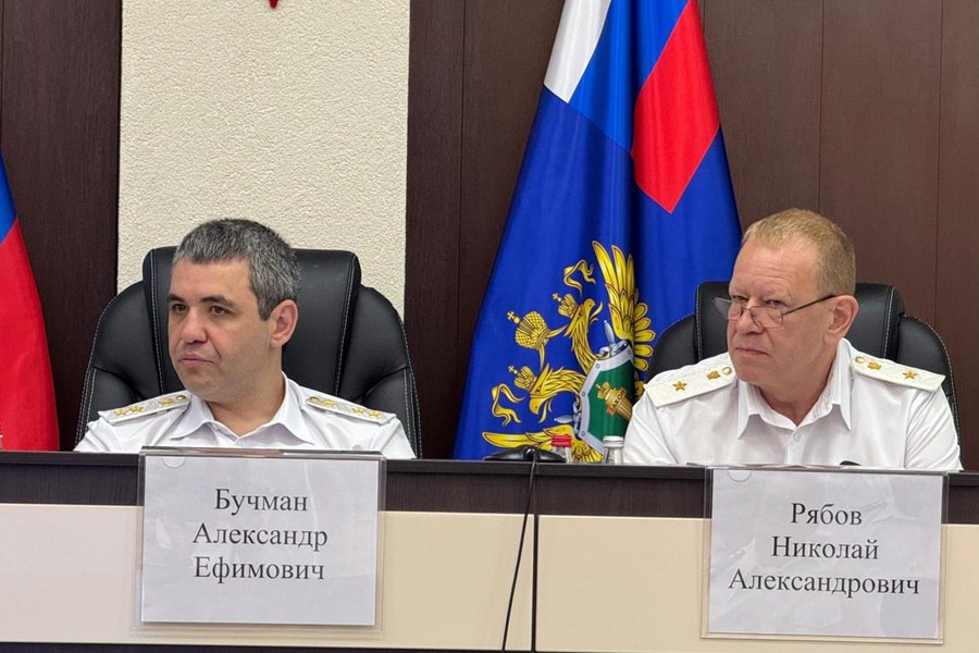 Заказчики погасили долги перед предпринимателями в Новосибирске на 600 млн рублей   После вмешательства прокуратуры Новосибирском области перед бизнесом погашена задолженность по публичным контрактам на сумму свыше 610 млн рублей. Об этом прокурор региона Александр Бучман сообщил на оперативном совещании, подводя итоги ведомства в первом полугодии 2025 года. Как уточнили в пресс-службе ведомства в ответ на запрос Infopro54, 2,4 млн выплатили подрядчикам уголовно-исполнительные учреждения, 600 тысяч — медицинские. Остальная сумма пришлась на контракты, связанные с ЖКХ. Подробнее читайте по ссылке   INFOPRO54    Фото предоставлено пресс-службой областной прокуратуры, автор: пресс-служба.