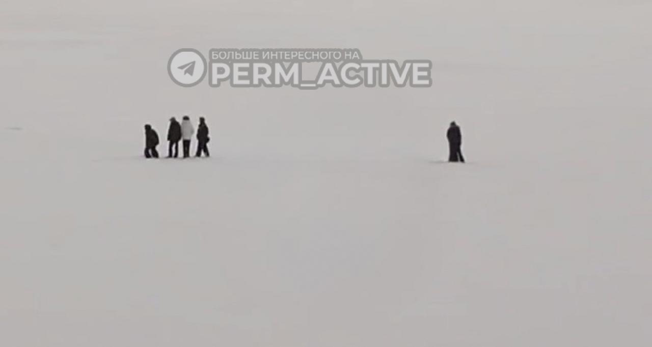 В Перми подростки устроили опасную прогулку по льду Камы в районе набережной Очевидцы сняли на видео как дети ходят по реке и разрывают ногами снег проверяя прочность льда Подпишитесь на нас в ТГ MAX ВК Прислать материала