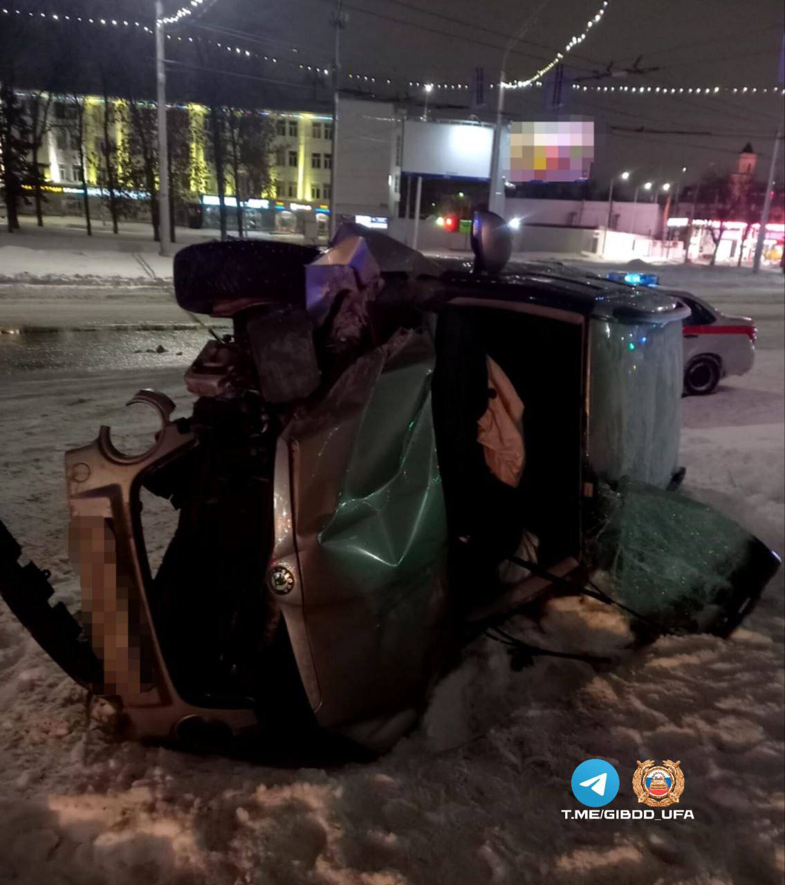 В Уфе водитель наехал в столб в центре Уфы, его пассажирка пострадала  Сегодня около 4:00 утра 35-летний водитель «Шкода Ети» на улице 50-летия Октября наехал в столб, с последующим опрокидыванием авто.  В ДТП пострадал водитель - ему понадобилась медпомощь, 27-летнюю пассажирку с различными травмами госпитализировали.  «Установлено, что водитель авто в момент ДТП находился в состоянии опьянения. Результат освидетельствования составил 1,735 мг/л паров этанола в выдыхаемом воздухе», - рассказали в городском отделе ГАИ  Виновник привлечен к административной ответственности. Начато разбирательство.   Моя Уфа. Подписаться   Прислать новость