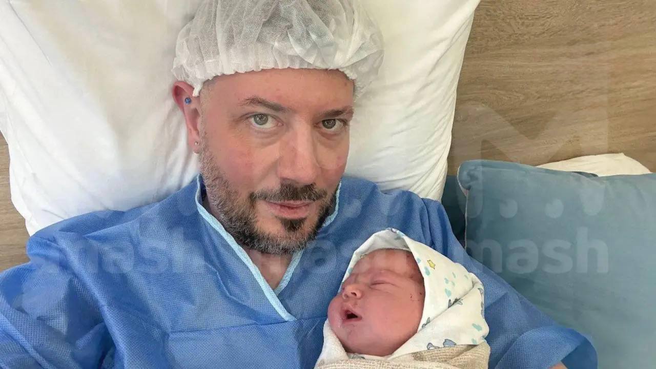Артемий Лебедев подтвердил рождение дочери. Имя новорожденной и ее матери остается в секрете. Это уже 11-й ребенок Лебедева. Поздравляю!