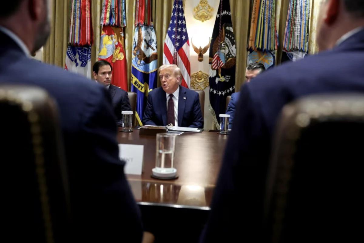 Трамп предложил смертную казнь для убийц в Вашингтоне Президент США Дональд Трамп заявил что его администрация будет добиваться смертной казни во всех делах об убийствах в Вашингтоне округ Колумбия передает BAQ KZ cо ссылкой на BBC По словам Трампа высшая мера наказания должна стать сильным превентивным инструментом против преступности Если кто то убивает в столице мы будем добиваться смертной казни сказал он на заседании кабинета министров Однако на практике реализация инициативы может столкнуться с трудностями Большинство дел об убийствах в округе Колумбия рассматриваются по местному законодательству где смертная казнь не предусмотрена Даже по федеральным делам высшая мера возможна лишь при согласии жюри присяжных а жители Вашингтона традиционно выступают против казни Напомним в первый день нового срока Трамп подписал указ о возвращении федеральной смертной казни отменённой при Джо Байдене В ходе его предыдущего президентства в 2020 2021 годах в США было проведено 13 смертных казней рекорд за более чем век