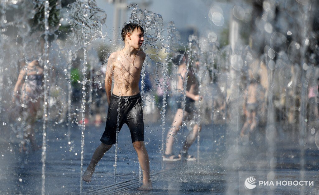 Температура в Москве на предстоящей неделе превысит норму на 4-5 градусов, в среду и четверг ожидается до +31, сообщил РИА Новости синоптик "Фобоса" Леус.  В конце недели возможны грозовые дожди - они "собьют жару" до +24-26.     / Все наши каналы