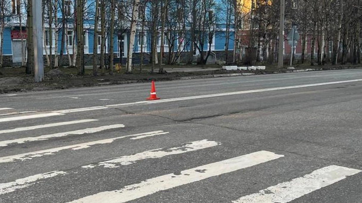В Мурманской области за день три человека пострадали в ДТП 26 мая в областном центре пожилая северянка упала в салоне троллейбуса, а не спешившийся на пешеходном переходе велосипедист попал под колеса легковушки. Обоим пострадавшим оказали медицинскую помощь амбулаторно. В тот же день в Мончегорске пенсионерка упала в салоне ГАЗа во время резкого торможения. Ее госпитализировали в травматологию, сообщили в региональном УМВД. Фото: УМВД России по Мурманской области Подпишись — Вести Мурман