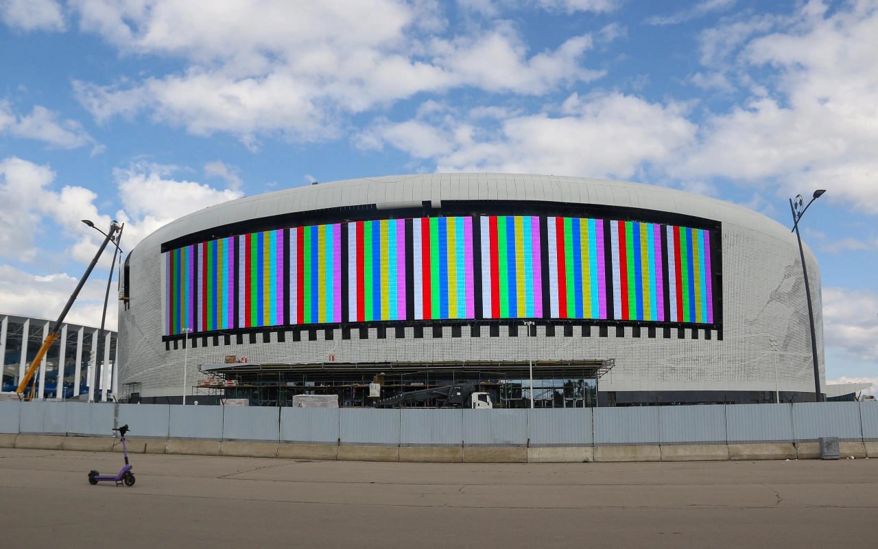 Еще 4 6 миллиарда рублей собираются выделить на новую ледовую арену на Стрелке Сумма заложена в областную казну на ближайшие три года отмечается в проекте бюджета области Деньги хотят направить по региональному проекту Строительство спортивных объектов в рамках концессионных соглашений В 2026 году на это намерены выделить около 1 2 миллиарда рублей в 2027 м почти 1 5 а в 2028 м около 2 Кроме проектирования и строительства средства направят на эксплуатацию арены mynnovgorod