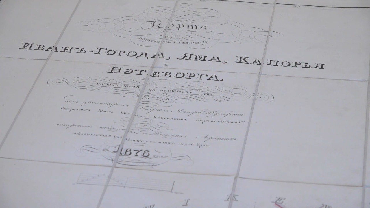 В Павловск вернулась старинная карта похищенная из Дворцовой библиотеки Росси во время фашистской оккупации 1941 1944 годов Возвращение исторической карты Ингерманландии 1676 года в музей Павловского дворца стало возможным благодаря петербургскому коллекционеру и меценату Дмитрию Попову Узнав что редкий экспонат выставлен на аукцион в Германии он выкупил карту и передал её музею Этот уникальный артефакт ранее был похищен во время оккупации и считался одной из утраченных ценностей дворцовой библиотеки Подлинность происхождения карты из коллекции Павловского дворца подтверждается наклеенным на неё экслибрисом дворцовой библиотеки