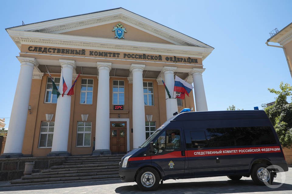 Скандал с избиением волгоградца на кассе дошел до Бастрыкина Глава СК поручил региональному ведомству подготовить доклад. Александру Бастрыкину представят доклад о ходе расследования уголовного дела по факту избиения покупателя магазина в Волгоградской области. Как сообщают "Городские вести" со ссылкой на телеграм-канал СК РФ, в СМИ получили распространение видеокадры жестокого избиения мужчины в кассовой зоне продуктового магазина компанией из двух 17-летних подростков и их 23-летнего знакомого. По данному факту следственными органами в регионе расследуется уголовное дело. Фигуранты задержаны и помещены под стражу. Председатель Следственного комитета дал поручение руководителю СУ СК России по Волгоградской области Василию Семенову представить доклад о ходе расследования дела и установленных обстоятельствах.
