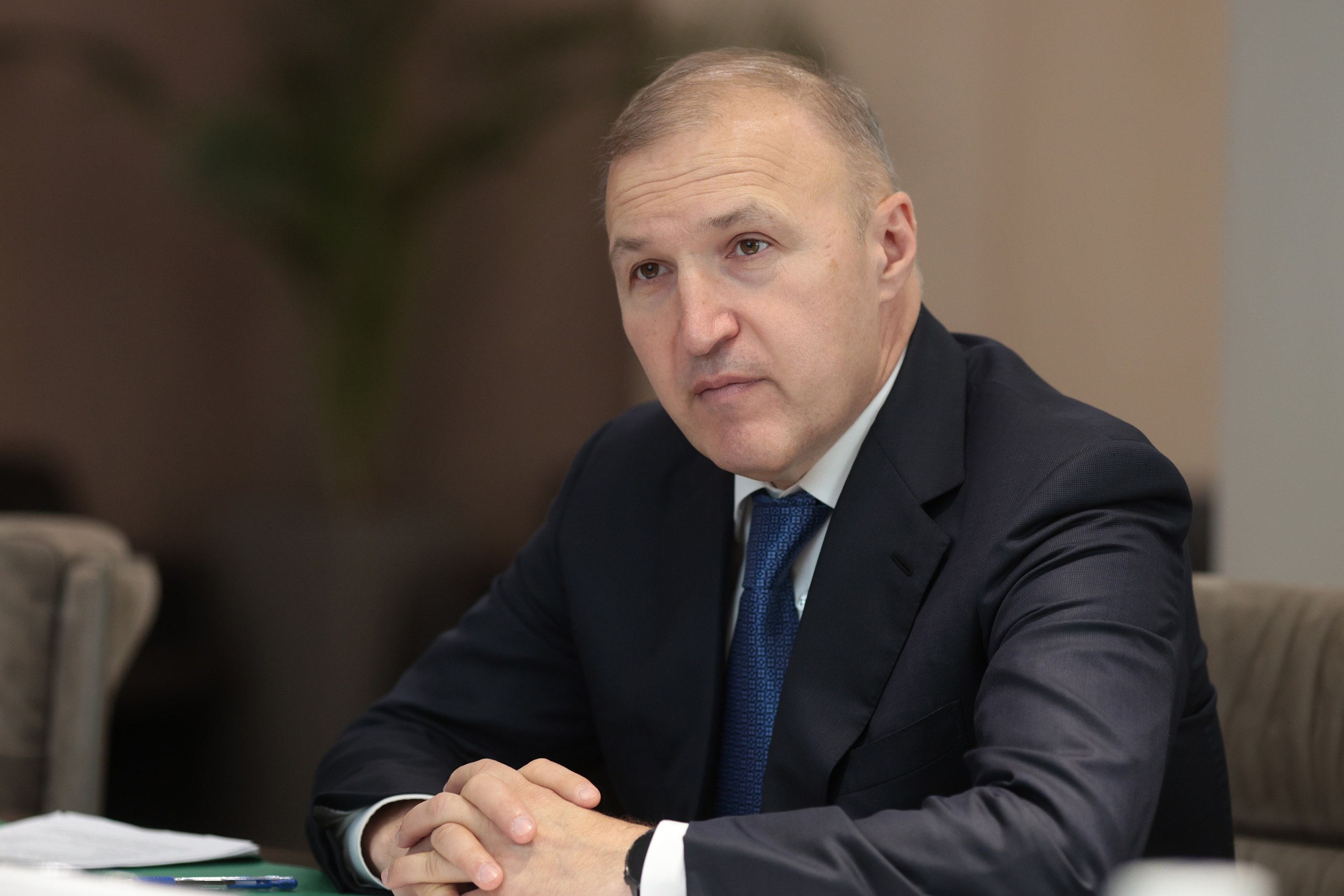 Минсельхоз России VK Обсудили меры поддержки АПК и развитие сельских территорий Адыгеи В Минсельхозе прошла рабочая встреча Оксаны Лут и главы Республики Адыгея Мурата Кумпилова. Главное: В этом году на субсидирование льготных кредитов для аграриев республики предусмотрено >86 млн рублей. Уже заключены кредитные договоры на сумму >1 млрд рублей. Обсудили долгосрочные планы развития опорных населенных пунктов Адыгеи. При их проработке важно учитывать синхронизацию мер господдержки, комплексный подход и привлечение внебюджетного финансирования. Республика делает ставку на инвестиционные проекты в АПК. Уже в этом году откроется агробиотехнопарк «Гиагинский» – платформа для инноваций в селекции и семеноводстве. Также строятся новые заводы по производству растительных масел и переработке риса.