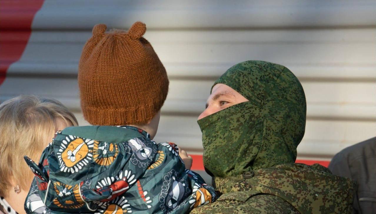 Компенсация расходов по ЖКУ и предоставление земельного участка участники СВО из Тюменской области могут подать заявление на получение льгот в электронной форме В 2025 году в регионе было подключено 8 электронных форм заявлений на приоритетные меры поддержки для военнослужащих В их числе  компенсация расходов по ЖКУ  бесплатный проезд в общественном транспорте  предоставление земельного участка  зачисление в первоочередном порядке в школы и детские сады детей участников СВО  обеспечение горячим питанием детей участников СВО  освобождение родителей от оплаты за детские сады  освобождение родителей от оплаты за уход детей в группах продленного дня  компенсация расходов связанных с газификацией Оформить льготы можно на портале госуслуг Заместитель губернатора Тюменской области директор департамента информатизации региона Станислав Логинов Меры поддержки будут переведены в проактивный режим Мы считаем что очень важно чтобы человек получал все цифровые возможности Если житель один раз ввел информацию на порталах услуг то эти данные используются для оказания поддержки Работа будет продолжена в 2026 году Подписывайтесь на нас в МАХ