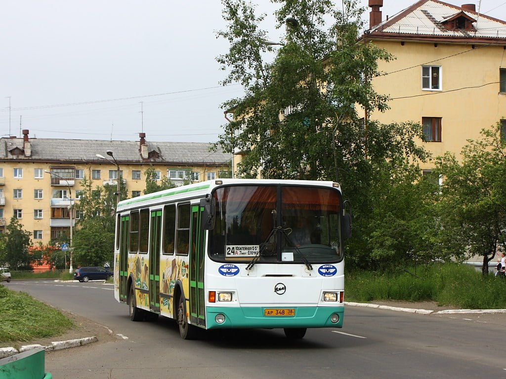 В Братске с августа перекроят схему общественного транспорта. Председатель комитета по промышленности и транспорту Руслан Елизарьев объявил об объединении нескольких маршрутов. Автобусы № 24 и № 24А превратятся в один маршрут под номером 24А. Он будет курсировать от Зябы через Энергетик, микрорайоны 5 и 5А до Падуна. Количество рейсов уменьшится с 16 до 12. Также объединят маршрут № 31 с № 115Д и № 116. Теперь все они будут ездить через Порожский. Утренние рейсы 31-го и вечерний в 18:30 до Порожка сохранят без изменений. Нововведения стартуют 1 августа. Теперь пассажирам предстоит заново изучать номера маршрутов и молиться, чтобы водители не заблудились в обновленной схеме.