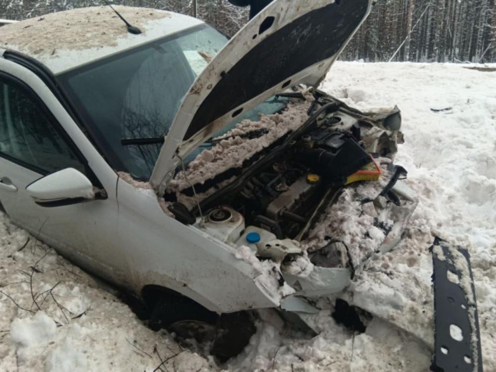 Юная девушка из Коряжмы проведёт праздники в больнице из за того что села в машину к пьяной подруге Утром воскресенья полицейские обнаружили в кювете дороги от Чекшино до Куратово отечественный автомобиль с двумя молодыми северянками в салоне Выяснилось что 20 летняя водительница сутра хлебнула горячительного позвала с собой подругу и поехала по дороге из Коряжмы В пути она не справилась с управлением и улетела в кювет В результате ДТП травмы различной степени тяжести получила ее 17 летняя пассажирка Девушка госпитализирована в Котласскую городскую больницу Скорее всего пострадавшая проведет новогодние праздники в больнице а девушку водителя ждёт дело по административной статье лишение прав и крупный штраф Если будет установлено что в результате ДТП пострадавшей причинен тяжкий вред здоровью автолюбительница будет привлечена уже к уголовной ответственности по статье 264 УК РФ Максимальный срок по ней достигает 15 лет Фото пресс службы областного УМВД