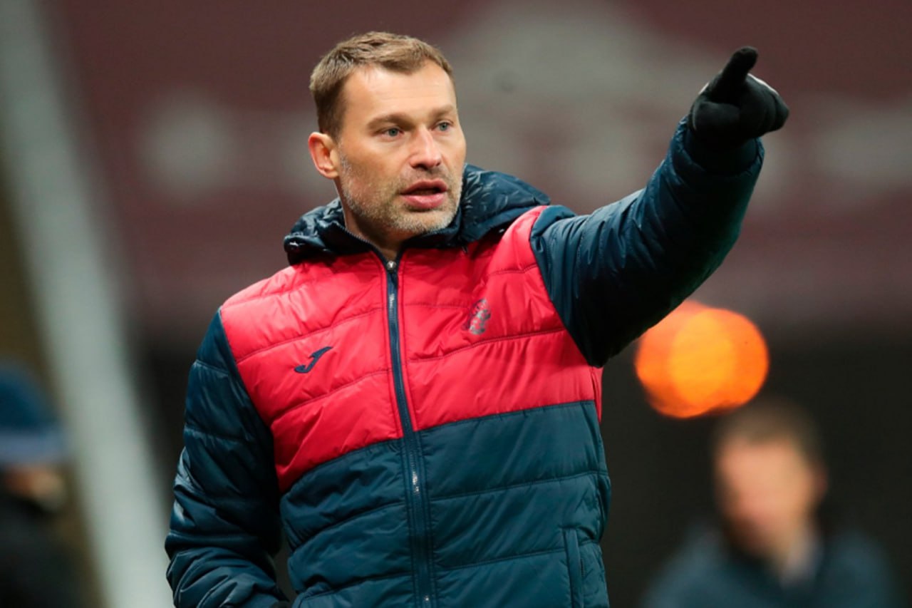 Василия Березуцкого рассматривают на пост главного тренера Урала Бывший защитник и тренер ЦСКА Василий Березуцкий основной кандидат на эту должность передает Legalbet Эту информацию не подтвердил но и не опроверг президент Урала Григорий Иванов У нас много кандидатов Еще ничего не решено Решится сразу все дадим цитирует его Матч ТВ В пресс службе Урала корреспонденту 66 RU сообщили что никаких решений пока нет Летом пост главного тренера екатеринбургского клуба занял Мирослав Ромащенко Искать ему замену начали после того как шмели проиграли футбольному клубу Факел 0 1 и вылетели из Кубка России Сейчас Урал занимает второе место в турнирной таблице Футбольной национальной лиги Это позволяет выполнить задачу на сезон вернуться в Российскую премьер лигу Фото Официальный сайт ФК ЦСКА Новости из Екатеринбурга