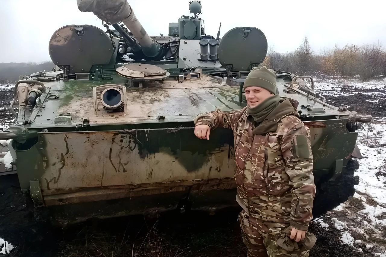 Магистрант СГЮА награжден медалью За отвагу Обучающийся академии Никита Выборнов в ноябре 2024 года заключил контракт с министерством обороны Российской Федерации В зону специальной военной операции парень отправился чтобы защищать мирных жителей освобожденных территорий Подписал контракт из патриотических побуждений После начала вторжения врагов в Курскую область просто не смог остаться в стороне подчеркнул военнослужащий Медаль За отвагу бойцу вручили за проявленное мужество в ходе боевых действий в селе Верхнекаменское Донецкой Народной Республики Указ о награждении подписал президент России Владимир Путин Ранее Никита Выборнов был награжден ведомственной наградой Следственного комитета РФ За службу в особых условиях и медалью Минобороны России Участнику специальной военной операции лучшееюридическое сгюа саратов вузы для фронта VK MAX RUTUBE