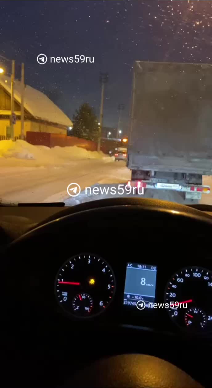 Военный тягач с танком врезался в забор жилого дома в Перми