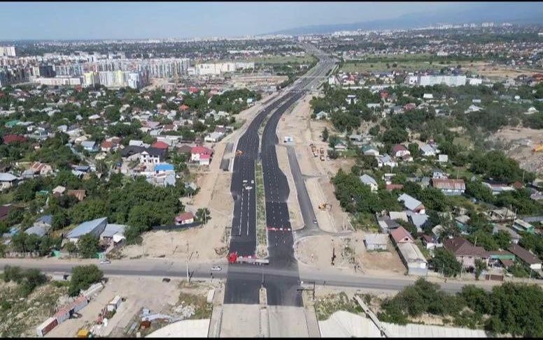 Проспект Абая в Алматы пробили до границы города: движение открыто В Алматы завершили работы на последнем участке по проспекту Абая от улицы Строительная до границы города, протяженностью 600 метров. Движение для автомобилей открыто. Как сообщили в управлении городской мобильности, на данный момент продолжаются работы по устройству тротуаров, велодорожек по обеим сторонам дороги, вспомогательных проездов и благоустройству прилегающей территории. Напомним, что общая протяженность пробивки проспекта от улицы Б. Момышулы составляет 5,3 км. В рамках пробивки построили шестиполосную дорогу, мостовое сооружение через реку Каргалинка, транспортную развязку на пересечении с улицы Ашимова, шесть надземных пешеходных переходов и четыре светофорных объекта. Фото: акимат Алматы /CentralMediaNews