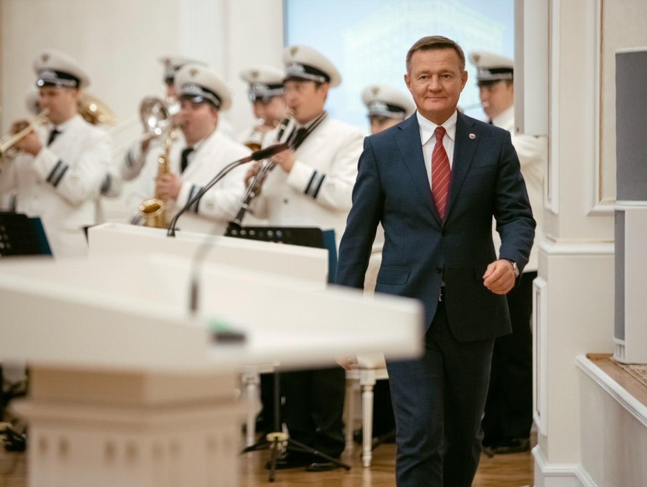 Президент России Владимир Путин освободил Романа Старовойта от должности главы Минтранса РФ. Произошло это на фоне прошедшего в выходные транспортного коллапса, из-за которого были задержаны сотни рейсов. По мнению экспертов, это обойдется авиакомпаниям примерно в 20 млрд рублей. Роман Старовойт был назначен на должность министра транспорта в мае 2024 года. До этого он возглавлял Курскую область. Обратная связь Подписаться