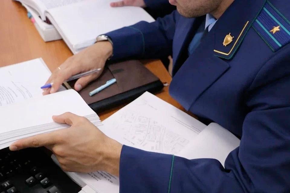 За утрату доверия уволен сотрудник администрации Алешкинского округа В администрации Алешкинского округа уволен служащий. Как сообщила региональная прокуратура, причина — утрата доверия за совершение коррупционного правонарушения. Во время проверки выяснилось, что он был устроен на две работы. Помимо должности в администрации, числился в дошкольном образовательном учреждении, заведующей которого являлась его супруга. «При этом трудовую деятельность по второму месту работы он не осуществлял, однако получал заработную плату», — пояснили в надзорном ведомстве. Установив обстоятельства, прокуратура направила представление в адрес главы округа. Вскоре выяснилось, что сотрудник уволился по собственному желанию, тогда надзорное ведомство через суд потребовало изменить формулировку оснований увольнения служащего с «по собственному желанию» на «в связи с утратой доверия». Суд исковые требования удовлетворил.