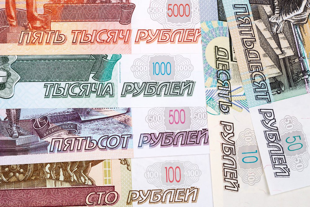 На Сахалине экс-сотрудник госпредприятия получил 5,5 лет колонии за взятки на 10 миллионов рублей  Бывшего сотрудника отдела закупок сахалинского филиала одного из госучреждений на транспорте осудили за многолетнюю коррупционную схему. С 2018 по 2024 год он помогал «нужным» компаниям выигрывать тендеры и получал за это щедрые благодарности — в общей сумме более 10 миллионов рублей.  По решению суда — 5 лет и 6 месяцев строгого режима, плюс запрет на должности, связанные с закупками, на 3,5 года. Также конфисковано всё, что эквивалентно полученным взяткам.  Источник: Поисковое движение России - Сахалин / Telegram  #Местное     Прислать новость