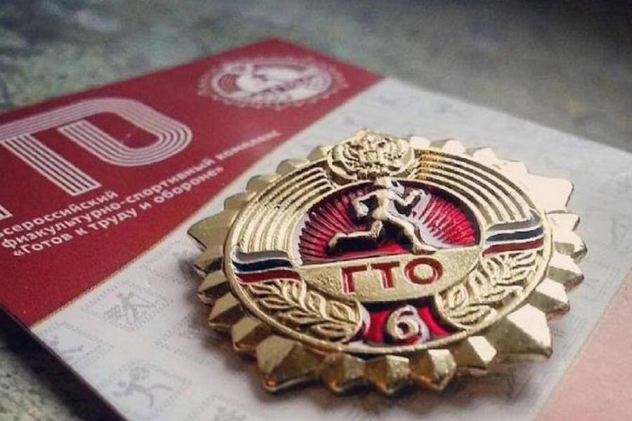 Депутаты предложили давать дополнительный отпуск за сдачу ГТО  Депутаты от ЛДПР во главе с лидером партии Леонидом Слуцким готовят необычный законопроект. Согласно документу, который попал в распоряжение РИА Новости, всех россиян, успешно сдавших ГТО, ждут приятные бонусы. Во-первых, работодателям придется отпускать сотрудников с работы в день сдачи нормативов — правда, не чаще одного раза в год. Во-вторых, тем, кто справится с испытаниями и получит значок ГТО, положен дополнительный оплачиваемый отпуск продолжительностью не менее одного дня.  Авторы законопроекта также хотят обязать работодателей создавать условия для занятий спортом прямо на рабочем месте. Речь идет об организации перерывов для производственной гимнастики и других форм физической активности.  Правда, правительство уже успело высказать свое мнение по поводу инициативы депутатов. В официальном отзыве кабинет министров указал, что законопроект требует серьезной доработки. Какие именно замечания есть у исполнительной власти, пока не уточняется.    KazanFirst     в бот