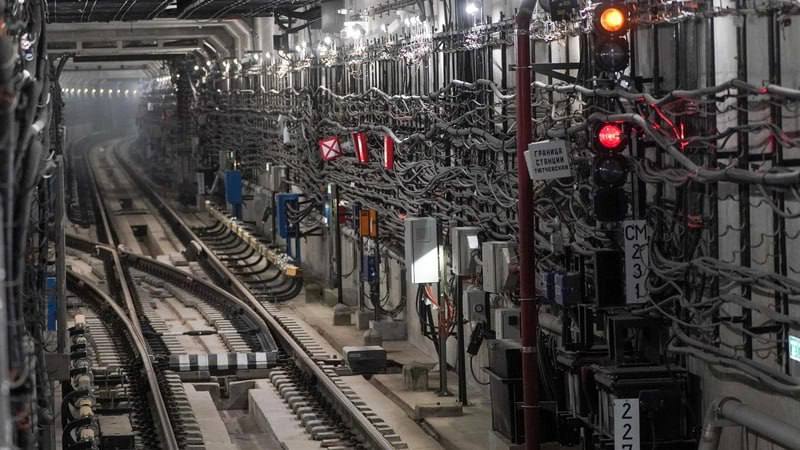 Участок метро от Каретной до Суворовской подорожал на 10 млрд рублей из за общего роста цен и инфляции Таким мнением с телеканалом 78 поделился инженер инженер исследователь метрополитена автор познавательного проекта Человек метро Дмитрий Графов Он подчеркнул что дорожают стройматериалы топливо и услуги что отражается и на метрополитене На момент проектирования одна стоимость фиксируется для прохождения экспертизы проекта но впоследствии она растёт Строительство метро растягивается на несколько лет минимум 5 6 лет строится участок глубокого метро а в случае с шестой линией это вообще одна из сложнейших строек за последние десятилетия потому что это центральная часть города через каждую вторую станцию пересадочные станции поэтому конечно если мы говорим про центральный участок от Путиловской до Каретной да и следующий участок от Каретной до Суворовской там большое количество пересадочных станций Столько наш город не строил очень много лет В этом и кроется причина сказал Графов Ранее стало известно что стоимость проектирования и строительства участка коричневой ветки метро от станций Каретная и Суворовская 1 увеличилась до 111 3 млрд рублей Эдуард Корниенко Известия Подписаться на DP RU