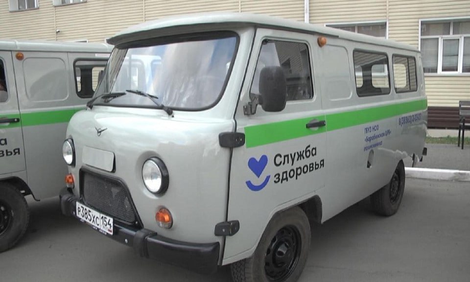 Новые автомобили для районной больницы в Новосибирской области Сегодня, 30 апреля, в Барабинском районе на линию вышли десять новых санитарных машин. Они будут перевозить врачей и пациентов, обновив автопарк больницы на 90%. «Мы их распределили по детской и взрослой поликлинике, а две машины идут в участковые больницы. Для обслуживания именно сельского населения, его доставки в районный центр, а медицинских работников – в территории нашего района», – сообщил главный врач Константин Довгулёв. Новая техника сократит время прибытия к пациентам и улучшит доступность медицинской помощи в отдалённых уголках района. Глава района Игорь Кутепов выразил надежду на долгую и эффективную эксплуатацию автомобилей, приобретённых в рамках нацпроекта «Здравоохранение». Прислать новость Дарим: два билета на «ЛЕНИНГРАД», 10 билетов в МИРА ПАРК
