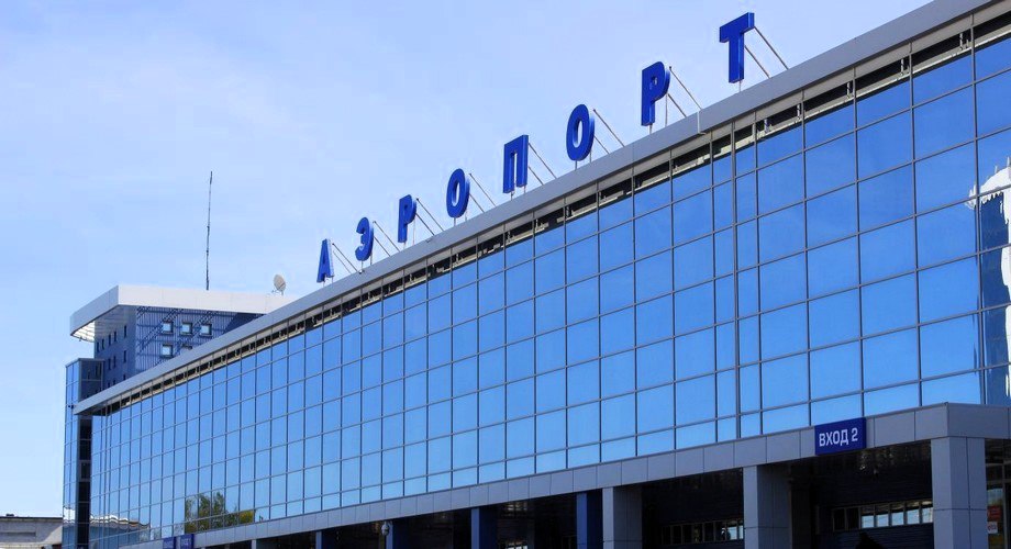 Пассажиропоток в аэропорту Иркутска растет. Международный аэропорт Иркутска подвел итоги первых 6 месяцев 2025 года. Пассажиропоток вырос на 3%, достигнув 1 944 807 человек против 1 879 878 в 2024 году. Зарубежные перелеты увеличились на 27%, составив 442 562 пассажира. Популярные внутренние маршруты: Москва, Новосибирск, Красноярск. Среди международных лидируют Таиланд и Китай. Лидеры перевозок: S7 Airlines 893 240 пассажиров и Аэрофлот 250 767 . Обслужено 10 732 вылета и более 4 млн кг груза. Аэропорт нацелен на рекорд – 4 млн пассажиров в 2025 году. Подпишитесь на «Иркутск политический»