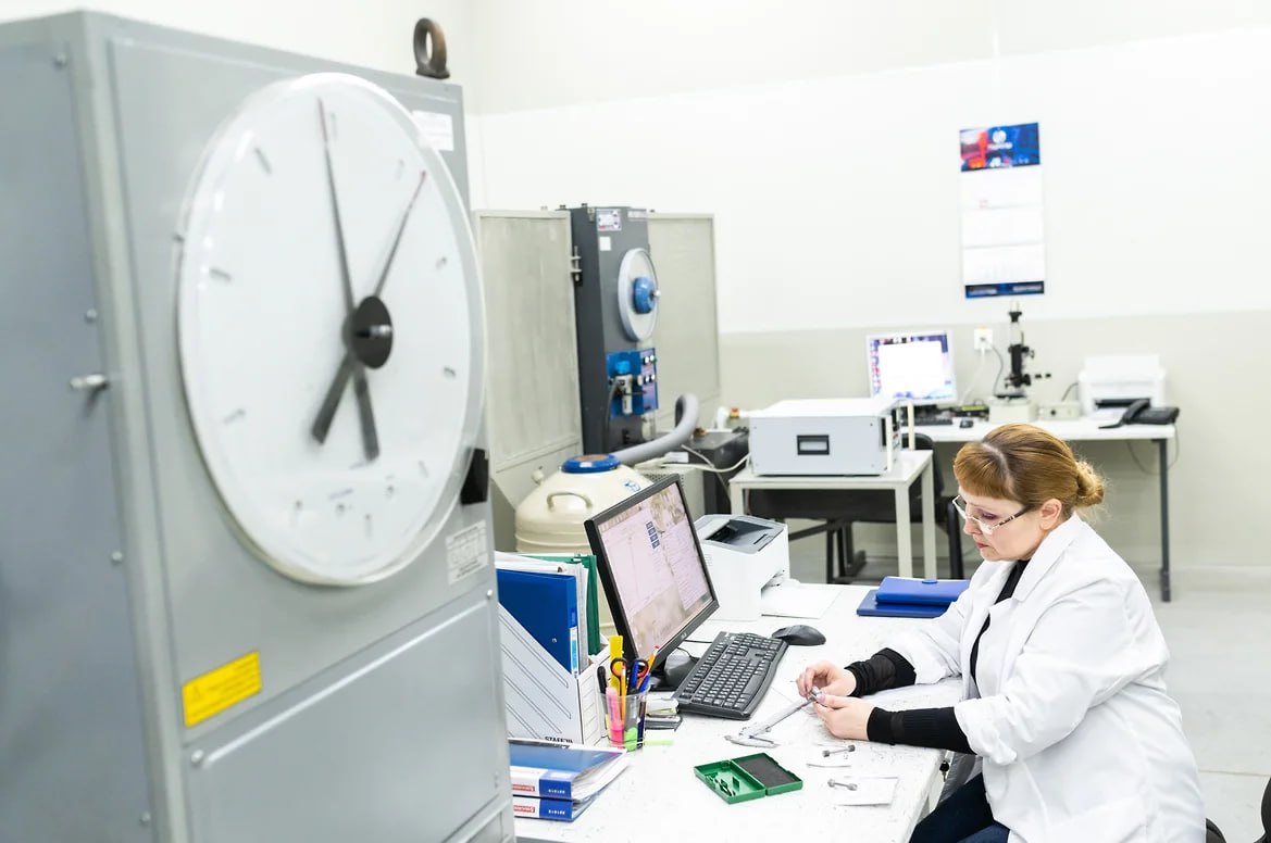 Росаккредитация приостановила действие на территории РФ первых 11 сертификатов соответствия и двух деклараций о соответствии оформленных с нарушениями в других странах ЕАЭС Решение принято на основании данных ФТС которой по запросу не предоставили протоколы испытаний сообщила служба Происходящее часть работы механизма по обелению импорта власти РФ рассчитывают что закрытие от серых поставок российского рынка на который приходится большая часть импорта в ЕАЭС подтолкнет и соседей по союзу к чистке своих систем подтверждения соответствия товаров обязательным требованиям Олег Харсеев Коммерсантъ Подписывайтесь на Ъ Оставляйте бусты