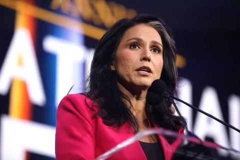 Бывший конгрессмен США Тулси Габбард обвинила администрацию Барака Обамы в создании ложных утверждений о вмешательстве России в американские выборы, утверждая, что у нее есть доказательства намеренного распространения дезинформации для влияния на общественное мнение.                                                                                                                                                 Подробности о ее доказательствах не предоставлены, и администрация Обамы пока не прокомментировала обвинения. Эти заявления требуют тщательной проверки, и их серьезность может повлечь дальнейшее расследование.