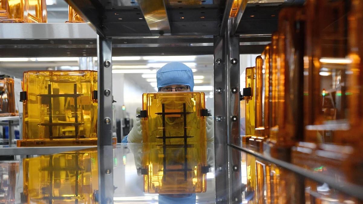 В последние несколько лет российские рынки радиоэлектроники и микроэлектроники согласно статистике показывают рост По данным консорциума Пассивные электронные компоненты объем производства компонентов по итогам 2024 года достиг 3 5 трлн руб увеличившись на 34 по сравнению с предыдущим годом При этом в 2020 году показатель составлял 1 63 трлн руб Схожая динамика наблюдается в сегменте вычислительной техники по данным Росстата по итогам прошлого года российские производители компьютеров электронных и оптических изделий получили чистую прибыль в размере 392 4 млрд руб 16 6 год к году Рынок микроэлектроники также показал устойчивую динамику по данным Strategy Partners в 2024 году он вырос на 20 до 370 млрд руб против 310 млрд руб в 2023 году При этом доля российской продукции составляет 25 30 от общего объема около 94 млрд руб Минпромторг планирует выделить около 428 млрд руб на развитие электронной и радиоэлектронной промышленности в период с 2026 по 2028 год из них в 2026 году 186 5 млрд в 2027 м 122 4 млрд а в 2028 м 119 6 млрд руб Финансирование увеличено почти в 5 7 раза по сравнению с предыдущим бюджетом Рост поддержки стал возможен благодаря поручению премьер министра Михаила Мишустина который объявил о планах правительства выделить свыше 250 млрд руб на развитие микроэлектроники в ближайшие три года