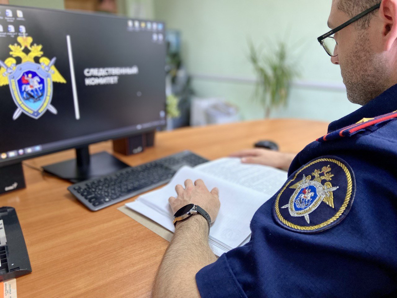 В Волгоградской области врач терапевт подозревается в получении взятки Новоаннинским межрайонным следственным отделом регионального управления СКР возбуждено уголовное дело в отношении участкового врача терапевта Он подозревается в совершении преступлений предусмотренных п в ч 5 ст 290 получение должностным лицом взятки за совершение заведомо незаконных действий в крупном размере ч 1 ст 292УК РФ служебный подлог По данным следствия начиная с января 2024 года и на протяжении года подозреваемый систематически через коллегу получал незаконные денежные вознаграждения за оформление поддельных электронных листков нетрудоспособности без фактической проверки состояния здоровья лжепациента и проведения в отношении него установленных законом диагностических мероприятий Общая сумма взятки составила 206 500 рублей В настоящее время проводится комплекс следственных действий направленных на установление всех обстоятельств совершенного преступления Следствие не исключает что будут установлены иные аналогичные эпизоды криминальной деятельности подозреваемого Органами СКР также будет дана правовая оценка действиям пациента взяткодателя и посредника коллеги врача