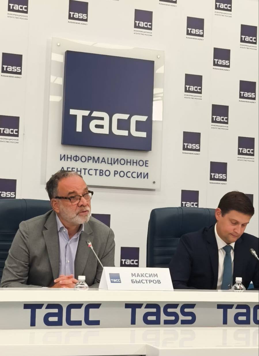 Максим Быстров Дополнительный ОПВ на Дальнем Востоке стал первым шагом к технологически нейтральным отборам Дополнительный отбор проектов ВИЭ на Дальнем Востоке можно считать первым шагом в направлении технологически нейтральных отборов на которых конкурируют не только разные компании но и разные виды генерации Такое мнение высказал Председатель Правления Ассоциации НП Совет рынка Максим Быстров выступая на пресс конференции ТАСС Совет рынка давно выступает за технологически нейтральные отборы И Системный оператор нас в этом также поддерживает И на примере последнего отбора мы увидели что при определенных условиях ВИЭ генерация уже рассматривается как реальная альтернатива традиционным технологиям Надеюсь именно в этом направлении мы и будем двигаться дальше в сторону технологически нейтральных отборов когда будет выигрывать тот кто предложит по настоящему хорошую цену подчеркнул Максим Быстров Он также отметил что одна из важных особенностей конкурса в том что он проводился не на той территории которую выбирали инвесторы а там где эту необходимость определило Правительство Российской Федерации Важной целью отбора было решение проблемы дефицита электроэнергии что является насущной задачей электроэнергетики в целом и региона в частности ВИЭ