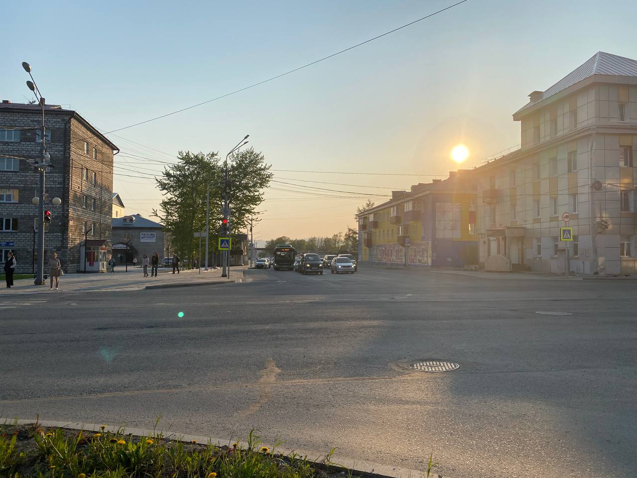 Летом в Южно-Сахалинске завершат благоустройство отремонтированного участка проспекта Победы На участке проспекта Победы в районе железнодорожного переезда в этом году обустроят тротуары и выполнят озеленение. В 2024 году этот участок был капитально отремонтирован в рамках реализации завершившегося нацпроекта «Безопасные качественные дороги», который получил преемственность в новом национальном проекте «Инфраструктура для жизни». В рамках заключенного муниципального контракта на участке проспекта Победы от ж/д переезда до улицы Железнодорожной с 15 апреля началось благоустройство, которое предусматривает озеленение пешеходных зон и асфальтирование тротуаров. Плановый срок завершения работ – 30 июня, — сообщили в администрации Южно-Сахалинска. Напомним, что в прошлом году благодаря нацпроекту был выполнен капитальный ремонт участка проспекта Победы между улицами Ленина и Железнодорожной. В ходе работ были выполнены переустройство всех инженерных коммуникаций, замена основания и асфальтирование проезжей части, а также частичное обустройство тротуаров. Особое внимание уделили ливневой канализации, которая уже не справлялась со своими функциями. Для соединения новой дождевой системы на проспекте Победы с уже существующей на улице Ленина проложили трубу крупного диаметра прямо под действующей железнодорожной веткой. Подобные работы в Южно-Сахалинске были выполнены впервые.