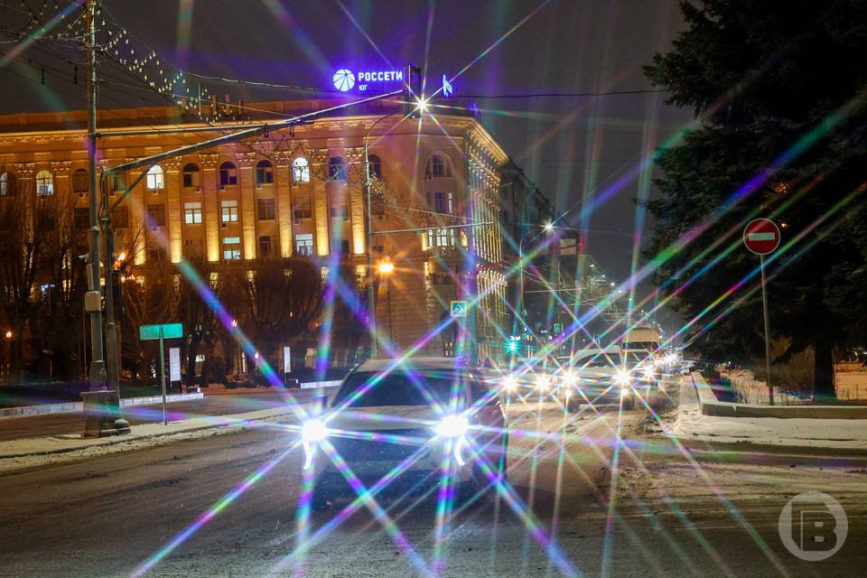 Жуткие пробки в Советском районе из за двух ДТП Пробка начинается на Второй продольной от остановки Обувная фабрика и тянется почти до остановки Сельхозтехника Из за проблем на основной магистрали возникли заторы на подъездах к ней автомобилисты стоят на Казахской Панфиловской и Родниковой В пробку встала также и участок Первой продольной параллельный проблемной зоне Затор начинается от Волгограднефтемаша и длится до туннеля на Тулака Мы в Макс