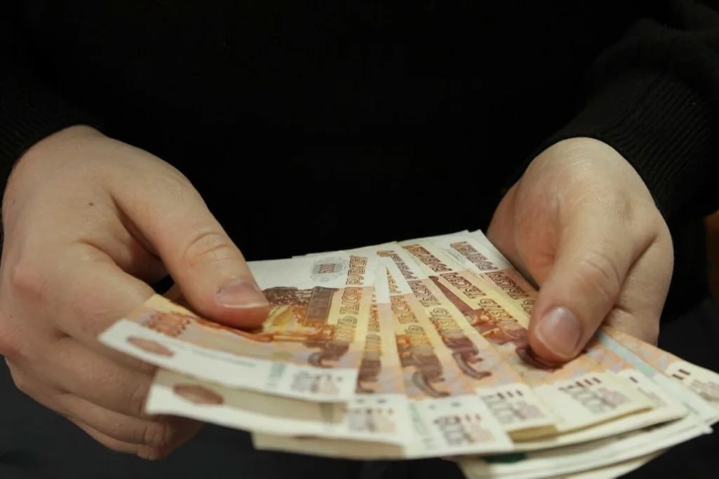 1 2 3 4 5 Анапские полицейские уличили местную жительницу в мошенничестве Злоумышленница под предлогом участия в торгах на покупку автомобиля и двух квартир в Анапе похитила у знакомой более 2,5 млн рублей. В результате проведения оперативно-розыскных мероприятий сотрудники отдела уголовного розыска ОМВД России по городу Анапе задержали 43-летнюю местную жительницу, подозреваемую в мошенничестве. Установлено, что женщина предложила знакомой поучаствовать в торгах на покупку автомобиля и двух квартир в Анапе. Доверившись злоумышленнице, местная жительница оформила кредит и перевела более 2,5 млн рублей на счет злоумышленницы. Получив деньги, женщина не выполнила взятые на себя обязательства и перестала выходить на связь. Похищенную сумму потратила на личные нужды. В отношении подозреваемой следственным отделом ОМВД России по городу Анапе возбуждено уголовное дело по признакам преступления, предусмотренного частью 4 статьи 159 УК РФ «Мошенничество». Санкции статьи предусматривают наказание в виде лишения свободы на срок до 10 лет. На период предварительного следствия злоумышленнице избрана мера пресечения в виде домашнего ареста. Полиция Анапы Вконтакте Одноклассники Rutube Дзен