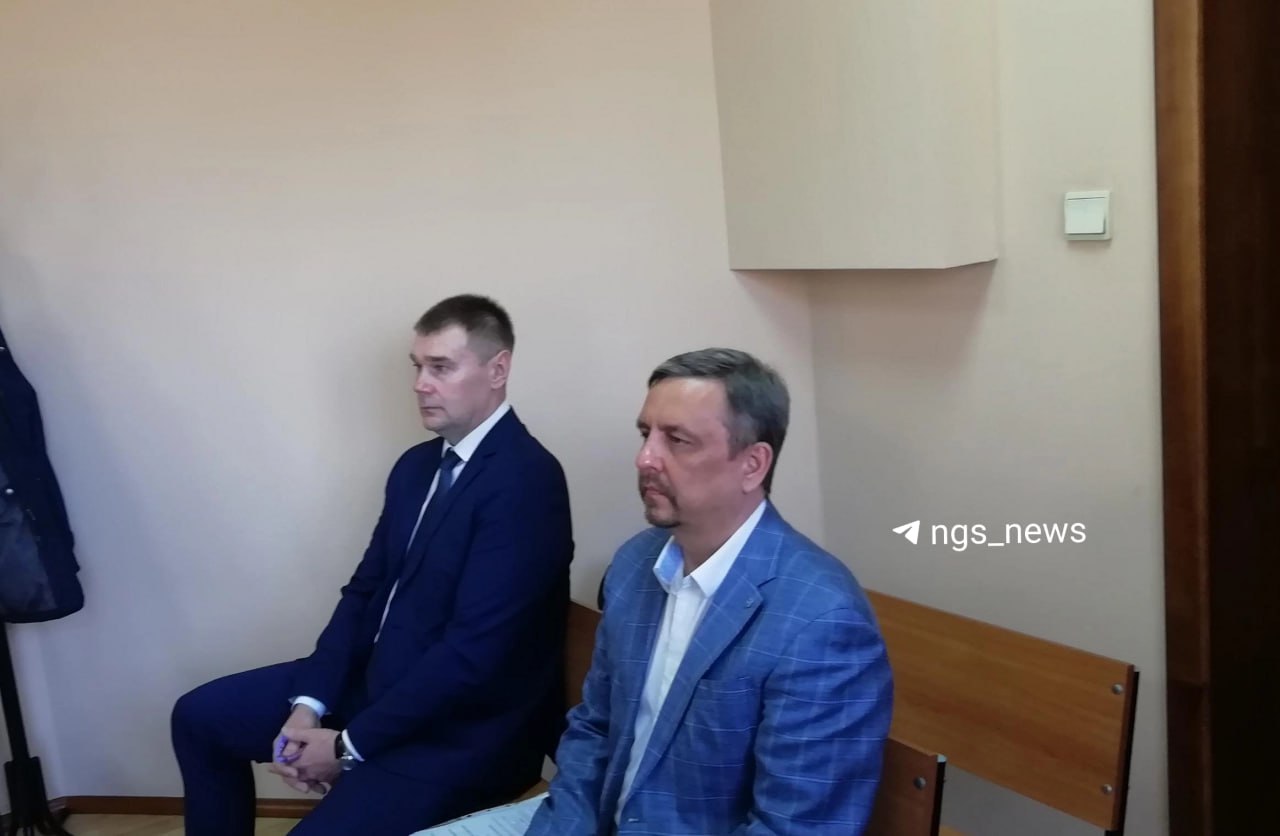 Бывшего замминистра транспорта признали виновным в организации особо крупной растраты и отправили в колонию на три года.  Что он сделал? Около трех лет Сергей Ставицкий пользовался собственной машиной как арендной, а обслуживал ее из бюджета области.   Как объяснили в суде, чиновник фиктивно продал свой Land Cruiser Prado брату, который и сдал его в аренду ТУАД. Михаил Чуманов, на тот момент глава управления, выделил внедорожник всё тому же Ставицкому.   — Меня обвиняют в том, что водитель ТУАДа на автомобиле, нанятом ТУАДом, возил сотрудника Минтранса. Мой брат приобрел у меня данный автомобиль. Впоследствии он сдал его в аренду в ТУАД. Где тут незаконное что-то? — говорил Ставицкий журналистам еще в мае 2022 года.  Тогда он был намерен вернуться к своим обязанностям замминистра. Но планы не сбылись.    Участвовать в розыгрыше
