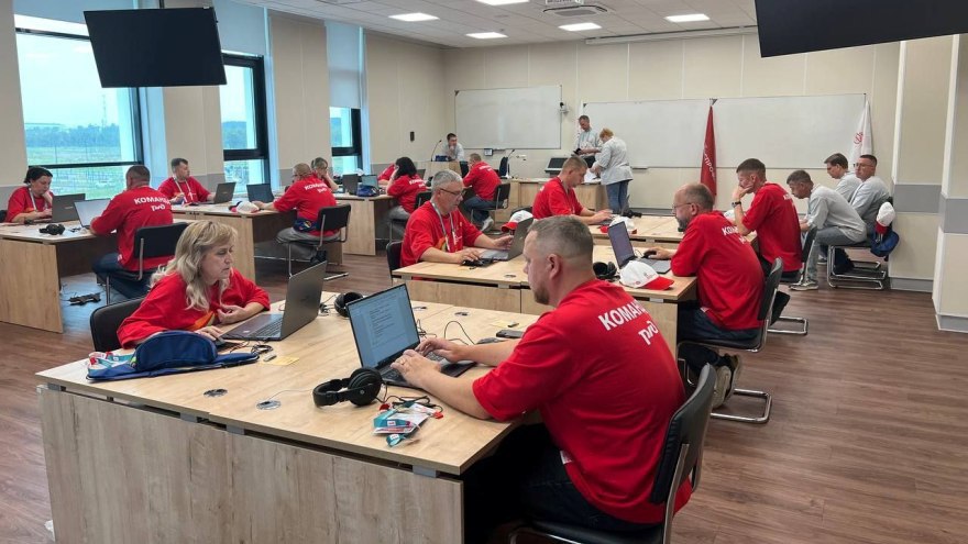 В уральской столице проходит конкурс профмастерства среди работников железнодорожной отрасли. Более 3 тыс. участников из регионов России и стран СНГ оттачивают свои навыки и вместе выполняют сложные производственные задачи по 60 направлениям  Компания подготовила для участников соревнований шесть специализированных площадок. В историческом депо на станции Екатеринбург-Пассажирский свои достижения показывают специалисты по управлению подвижным составом. На железнодорожной станции Шарташ проходят работы по организации перевозочного процесса и ликвидации чрезвычайных ситуаций, а также соревнования операторов фронтальных погрузчиков и тяжелой техники.    Подробнее читайте на сайте «Областной газеты».    пресс-служба Свердловской железной дороги   Подписаться на «ОГ» Прислать новость Поддержать канал
