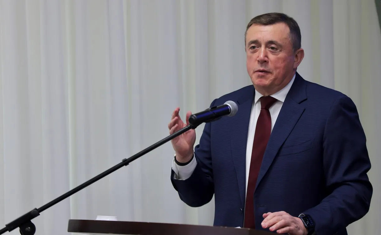 Валерий Лимаренко встретится с жителями Смирныховского района Во вторник 19 мая губернатор Валерий Лимаренко нанесёт рабочий визит в Смирныховский район Встреча начнется в 14 30 в Центре досуга МБУК Смирныховская централизованная клубная система пгт Смирных ул Маяковского 9 Перед этим с 13 30 до 14 30 личный приём граждан там же проведут руководители региональных органов исполнительной власти районной администрации а также военный комиссар Сахалинской области Также во время рабочей поездки глава региона планирует проинспектировать строительство объектов коммунальной инфраструктуры содержание жилого фонда улично дорожной сети посетить образовательные и социальные объекты Свои вопросы и предложения жители могут оставить в чат боте MAX   max ru sakhalin gubernator bot   Прислать новость Подписывайся на нас MAX Telegram WhatsApp ВК