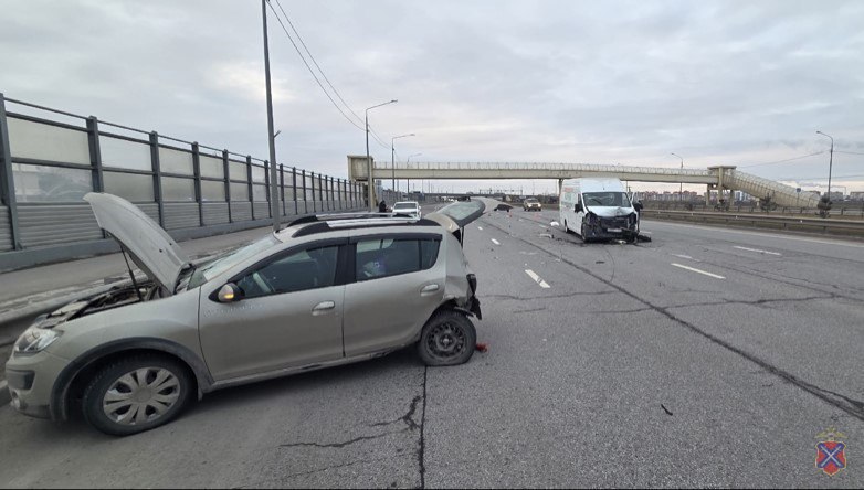 Пассажирка попала в больницу после ДТП с Газелью в Волжском Авария случилась на улице Донецкой 32 накануне в 15 25 57 летний водитель не справился с управлением Газели и врезался в стоявшую на трассе иномарку Рено Сандеро Женщина которая была на пассажирском сиденье госпитализирована с травмами Подписаться Перейти на сайт MAX