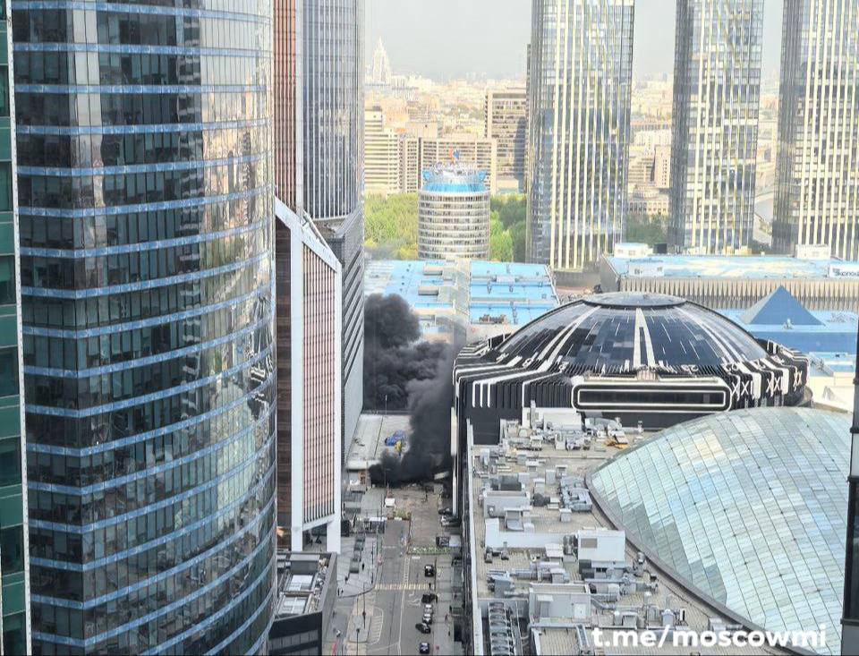 Очевидцы сообщают о звуках взрыва в «Москва-Сити».   По словам ГУ МЧС, это взорвался автомобиль на парковке ТЦ Афимолл. После чего начался пожар.  UPD: пожар потушен.