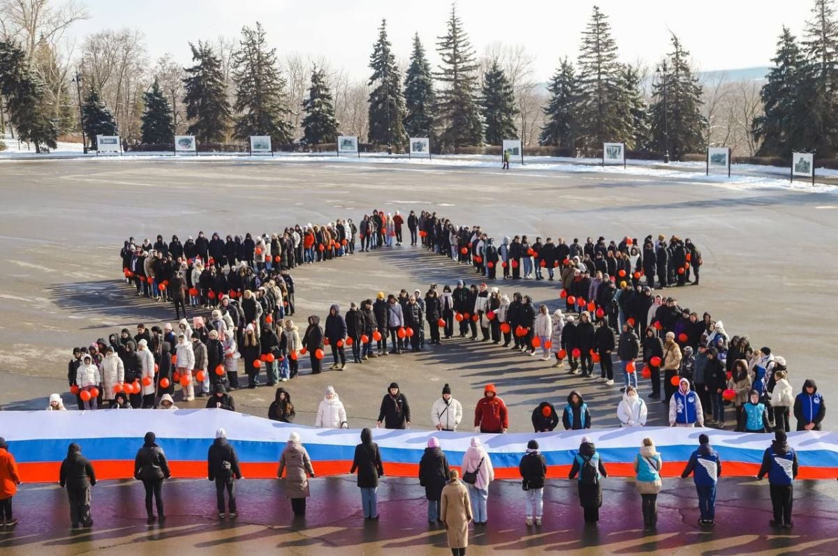 В центре Липецка развернули гигантский триколор в честь годовщины СВО     В Липецке прошла всероссийская акция «Нашим Героям», приуроченная ко Дню защитника Отечества и годовщине начала специальной военной операции.  ↗  Прислать новость   Подписаться