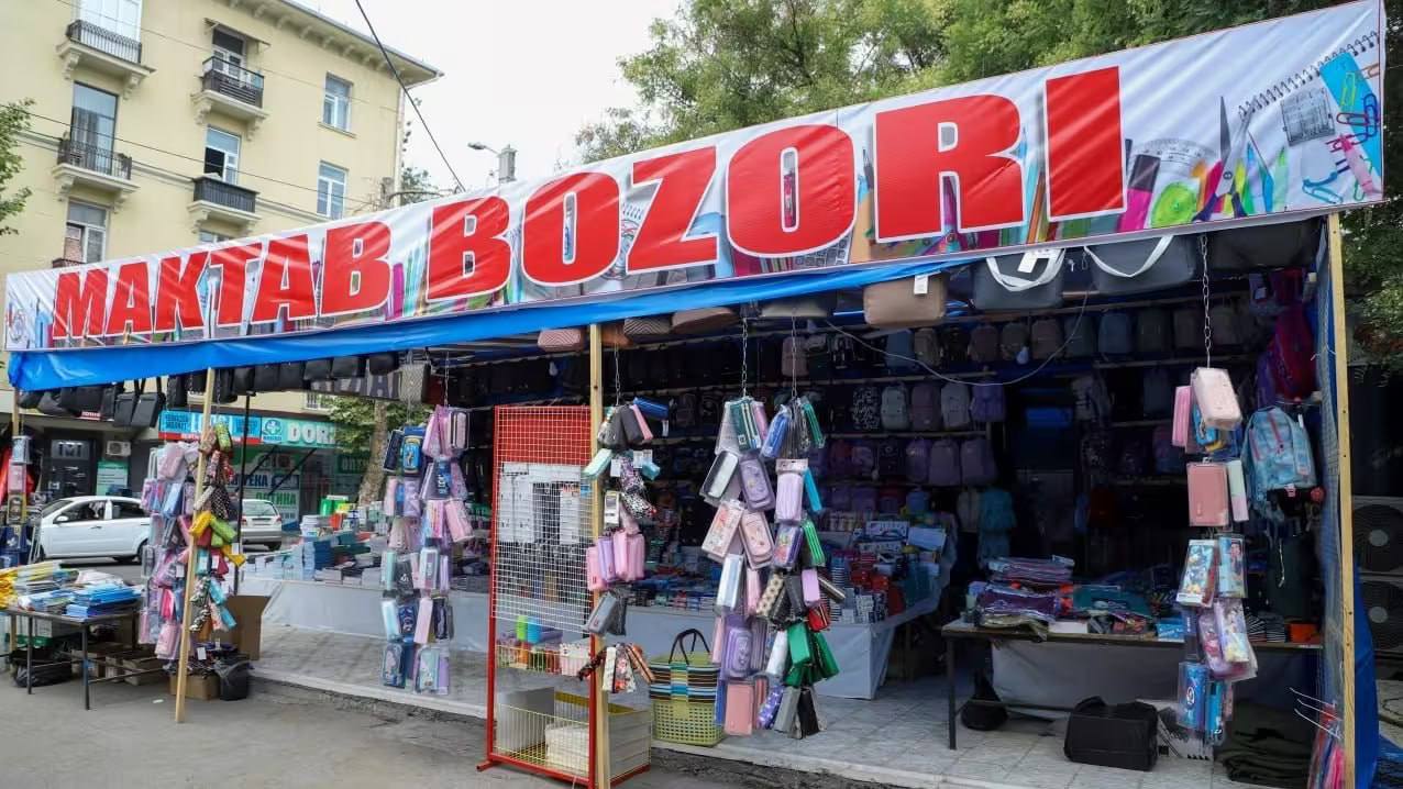 В Ташкенте начнут работу более 280 школьных ярмарок.  С 15 августа по 1 октября на территории столичных рынков и торговых комплексов будет организована работа школьных ярмарок.  Всего будет организовано 287 школьных ярмарок в следующих точках: рынки: «Куилюк», «Мирабад»  «Госпитальный» , «Навруз», «Сергели», «Каракамыш», «Фархад», «Эски жува», «Авиасозлар»  «Кадышева» , «Юнусабад», «Аския» и «Чиланзар»; • торговые комплексы: «Чиланзар», «Чорсу» и «Урикзор». Также ярмарки будут работать на территории некоторых школ в каждом из 12 районов столицы.