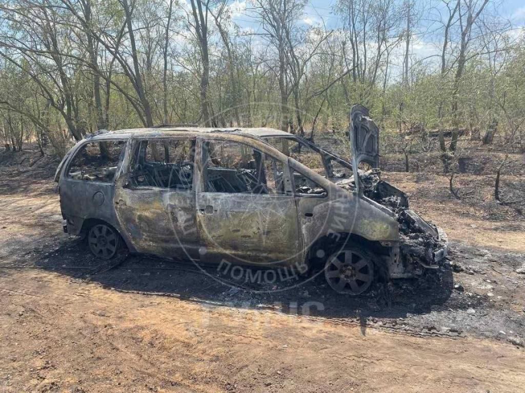 На дороге Глиное - Первомайск вчера горел минивэн, замкнуло проводку.  Девушка за рулём заметила в салоне дым, успела схватить документы и выйти из машины. Минивэн быстро загорелся, девушка позвонила мужу, а он вызвал пожарных.  Пожарные потушили огонь, но машина полностью сгорела, пишет ГУпЧС.