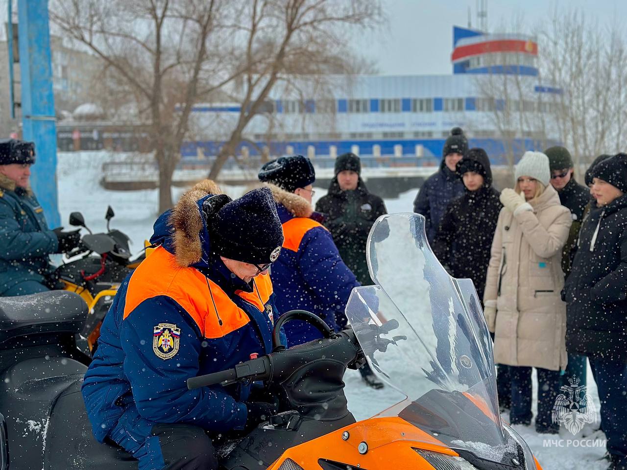 Лёд - это не шутка   Сотрудники государственной инспекции по маломерным судам МЧС России провели открытый урок для учащихся кадетского класса.  Гостям рассказали о правилах поведения на тонком льду и продемонстрировали средства передвижения по водным объектам:  катер на воздушной подушке;  снегоход;  квадроцикл.  В завершении занятия ребят прокатили на специальной технике и сделали фото на память.