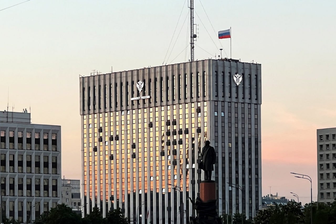 Минюст обнародовал законопроект об "адвокатской монополии" Министерство вынесло на общественное обсуждение законопроект, предусматривающий введение так называемой адвокатской монополии: представлять интересы граждан в судах смогут только адвокаты. Идея обсуждается достаточно давно. Кстати, сам термин "адвокатская монополия" сторонники предложения уже предпочитают не употреблять. Вместо этого разработчики проекта предпочитают говорить о "профессионализации судебного представительства": Законопроектом предлагается ввести общее правило о наличии у судебных представителей статуса адвоката. Такая мера повысит уровень защищенности прав граждан, обращающихся за юридическими услугами. Так же будут созданы условия для объединения профессиональных юристов на единой площадке адвокатуры Рассказываем о том, как Минюст предлагает бороться с предоставлением гражданам услуг мошенниками и непрофессиональными юристами: Фото: РИА Новости