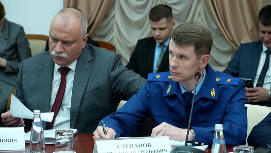 Юрий Трутнев: «Для инвестпроектов на острове Большой Уссурийский необходим особый режим льгот» Полпред Президента РФ в ДФО Юрий Трутнев провел совещание по вопросу развития острова Большой Уссурийский. Во исполнение поручений Президента РФ принята «дорожная карта» по реализации проекта развития острова, подготовлена концепция, инициирована процедура расширения границ ТОР «Хабаровск» на российскую часть острова и земельные участки на коренном берегу. Юрий Трутнев поручил Минфину РФ и Минвостокразвития РФ подготовить предложения по предоставлению инвесторам дополнительных льгот. С марта 2025 года Хабаровский край приступил к практической реализации мероприятий по созданию подъездной автодороги и насыпи. Первоочередным проектом освоения острова является запуск грузопассажирского пункта пропуска Большой Уссурийский – Хэйсяцзыдао. Его прогнозируемый грузооборот – 1,3 млн тонн в год, пассажиропоток – 1,4 млн человек. Дмитрий Демешин подчеркнул, что бизнес заинтересован в реализации проектов на острове. Главное – чтобы они были разноплановыми, имели не только рекреационную направленность, но индустриальное, и промышленное наполнение.