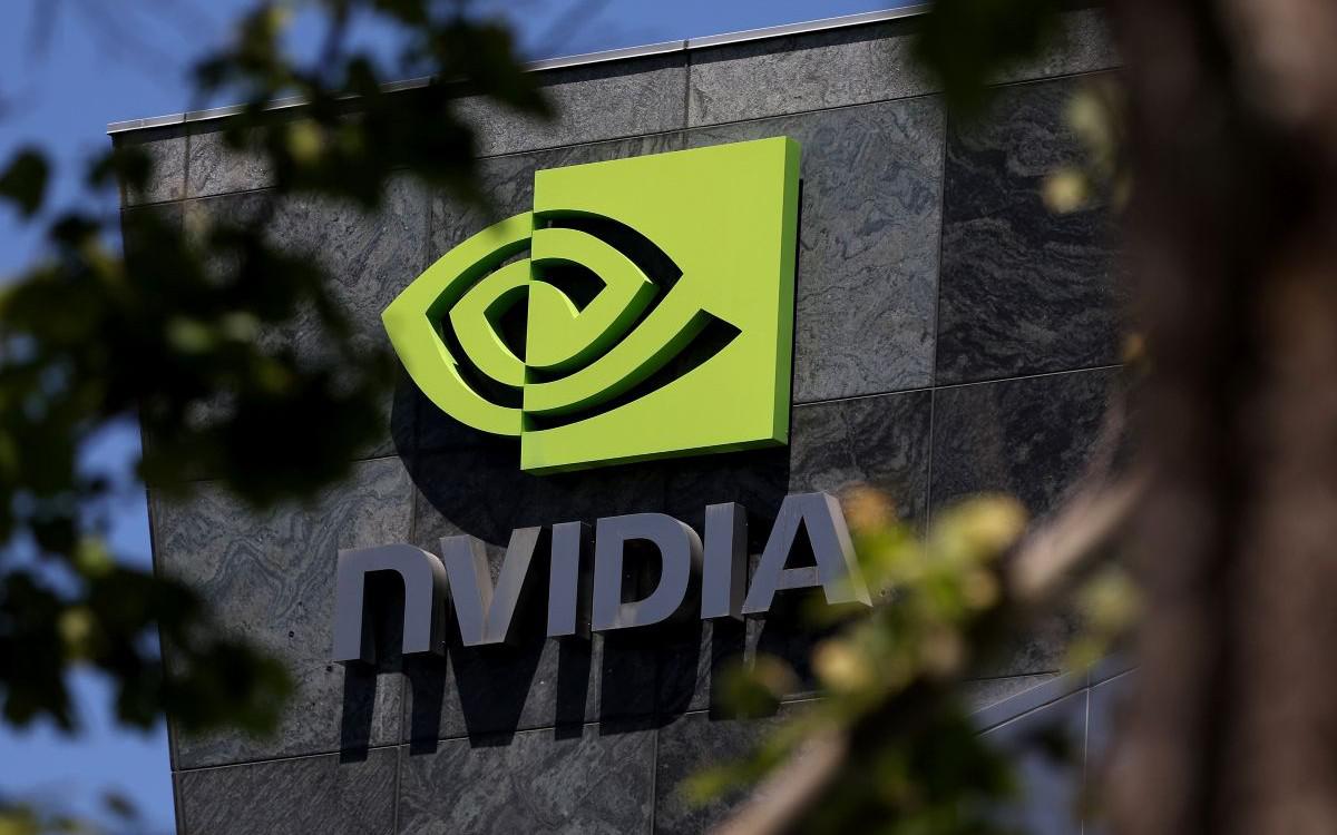 К 3 июня акции NVIDIA взлетели более чем на 45% с минимальных показателей апреля, что увеличило рыночную капитализацию компании до $3,35 трлн. Это произошло вследствие высокого спроса на вычислительные технологии и снизившихся рисков. Капитализация компании почти догнала лидера мирового рынка — Microsoft, чья стоимость составляет $3,43 трлн. Показатель отношения цены к прогнозируемой прибыли на акцию NVIDIA сейчас близок к 29х, тогда как за последние десять лет он составлял около 34х. В WisdomTree прогнозируют, что этот коэффициент может достичь или превысить уровень в 40х. Однако некоторые риски остаются, включая влияние тарифов, так как TSMC в Тайване является основным поставщиком чипов для NVIDIA, а Китай остается значительным рынком сбыта.
