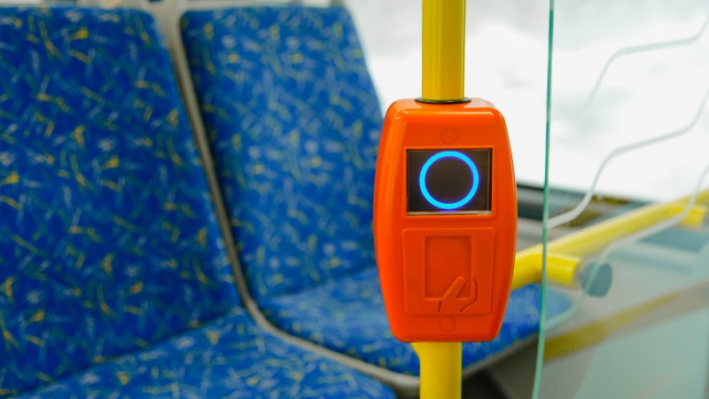 В наземном транспорте Петербурга снизилось число "зайцев" Власти Северной столицы подвели итоги контроля оплаты проезда в наземном транспорте с начала нынешнего года. Количество безбилетников сократилось на 31 тысячу по сравнению с тем же периодом прошлого года. Как сообщила пресс-служба комитета по транспорту Петербурга, за первое полугодие 2025 года оплату проезда в автобусах, троллейбусах и трамваях проверили у 21 млн 677 тысяч пассажиров. Из них 711,3 тысячи оказались "зайцами". "Каждый день платежную дисциплину пассажиров наземного транспорта проверяют свыше 700 контролеров-ревизоров. Обращаем внимание, что никто из них не имеет права просить пассажира оплатить штраф за безбилетный проезд на месте", – говорится в сообщении ведомства. Напомним, что с 22 июня этого года штрафы за безбилетный проезд в Северной столице увеличили. Теперь безбилетники платят 1,5 тысячи рублей. Изменения коснулись поездок на городском, пригородном и междугородном транспорте. Фото: телеканал Санкт-Петербург